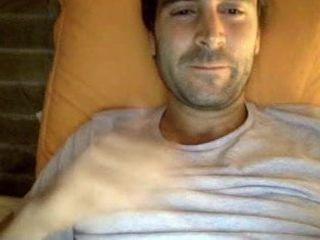 Un homme poilu sexy jouit devant sa webcam
