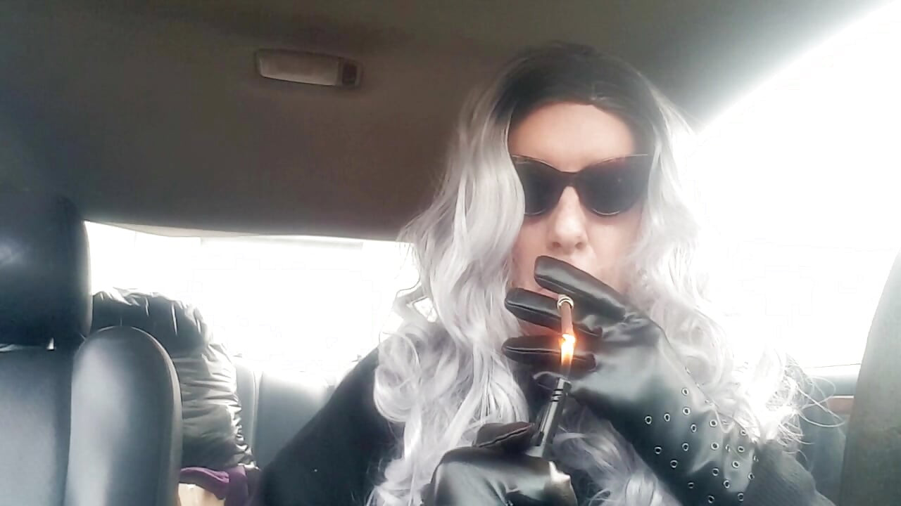 TSのおばあちゃんは車でMORE120メンソールを吸うのが大好き TS レディボーイ