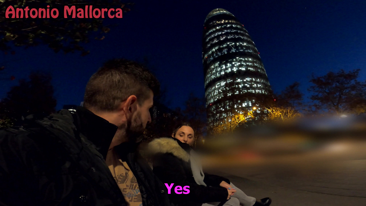 在我丢了airbnb后，热辣的大屁股西班牙人邀请我去她的酒店房间