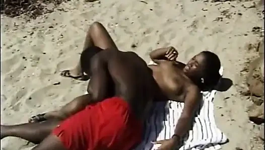 Sexy schwarze muschi mit dicken möpsen fickt großen schwarzen schwanz, der am strand lutscht