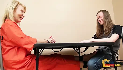 Layanan footjob bareng narapidana nakal