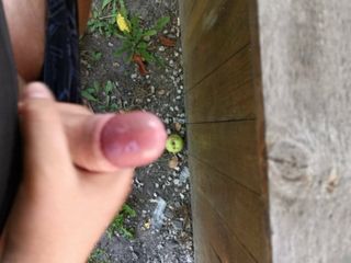 Je branle ma petite bite dans la nature!