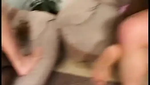 Zwei wunderschöne junge blondinen mit tollen titten werden von drei typen in alle löcher gefickt