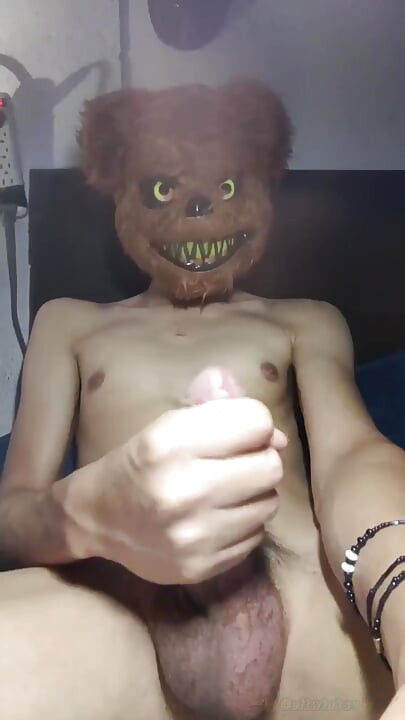 Salvadoran twink pulls his huge cock in front of the webcam