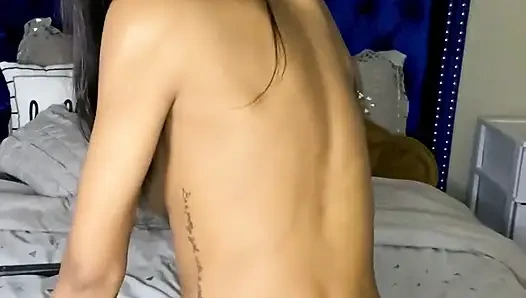 Aku sangat membutuhkan kontol, tapi aku akan mengambil dildo ini untuk saat ini