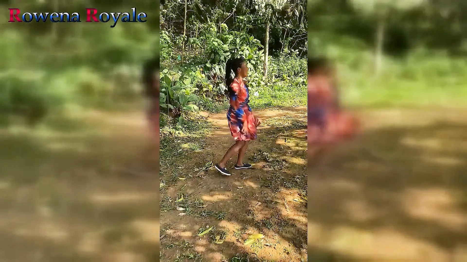 Ngentot dildo di taman anal di luar ruangan