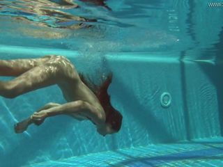 Irina Russaka mostra corpo sexy debaixo d&#39;água