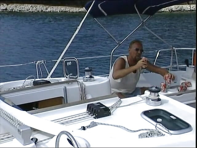 Peituda loira é fodida e gozada na boca no barco