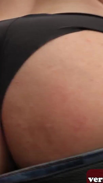 Mallorca'da tatilde iki kadının açık havada Alman oral seksi | Klip 2