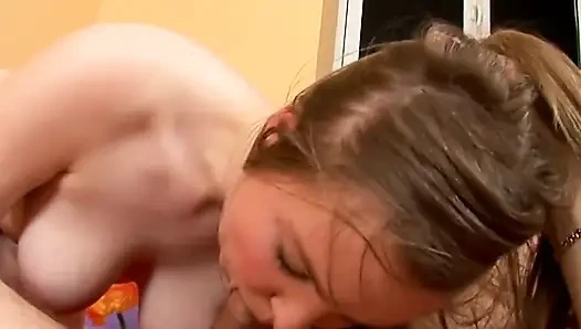 Mükemmel memeli fahişe derinden sikilmeden önce yarak emmeyi seviyor