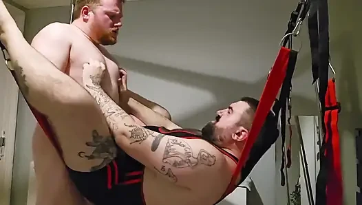 Rugby hunk sling'de ayıyla sikişiyor