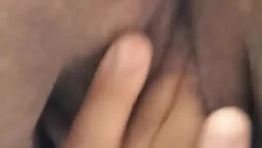 Şehvetli köpek parmakları vajinamı okşuyor ve.....