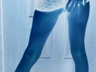 Erotische Shanaya trägt ein durchsichtiges Kleid, während sie mit dem Finger gefickt wird
