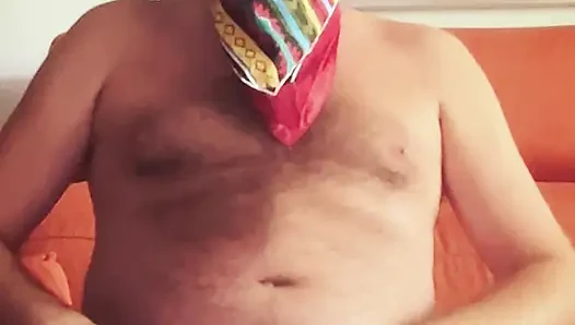 Küçük yaraklı kıllı kovboy kanepede mastürbasyon yapıyor