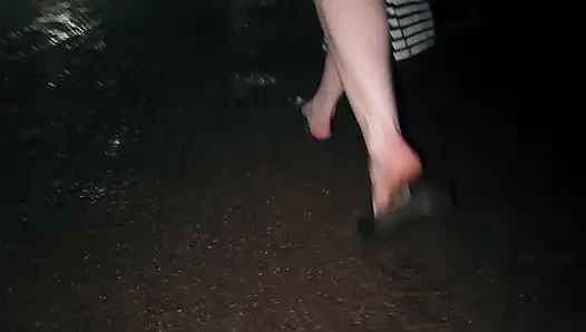 Soğuk, yumuşak çamurlu yalınayak (çamurlu ayaklar)