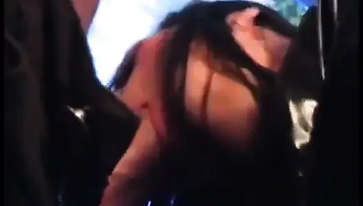 Lateks kaplı dominatrix azgın delikanlının sikişini alıyor