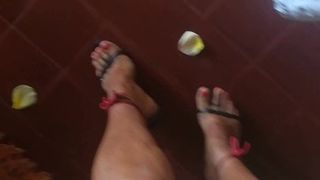 Macarena zeigt ihre Füße