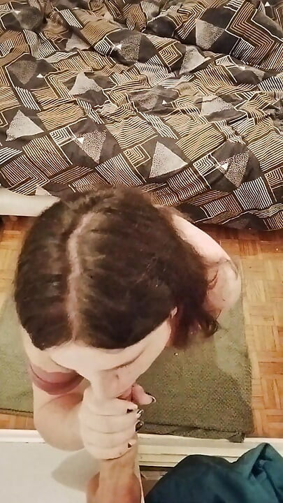 Söt tonårslek med en realistisk dildo