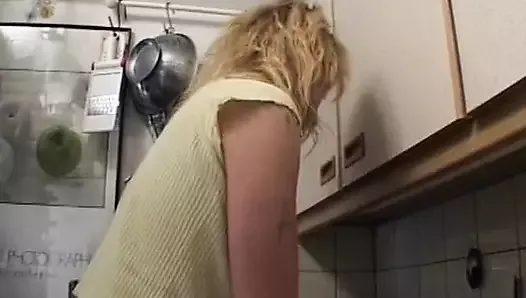 Ama de casa alemana afeitando su chocho antes de chupar una polla dura en primer plano
