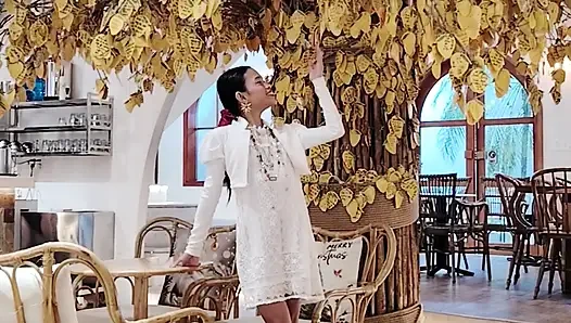 Kleines asiatisches mädchen, das spaß mit weißem kerl in vielerlei hinsicht hat