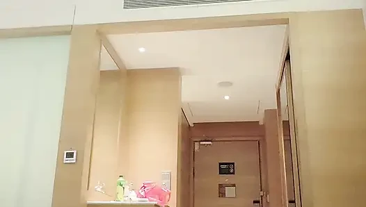 Erkekler çıplak gösteriyor