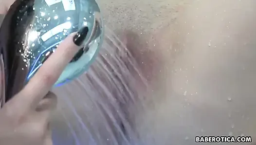 Marvelous Teenagers Share Tub for Oral Fun
