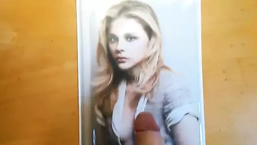 Chloe zarafet moretz elle shoot haraçta utangaç ve seksi görünüyor