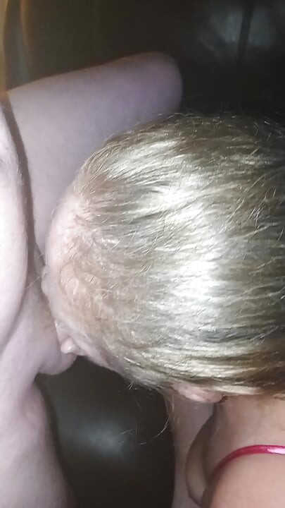 "Bimbo gozada não pode começar o dia sem encher a garganta e ter seus peitos absolutamente fodidos"