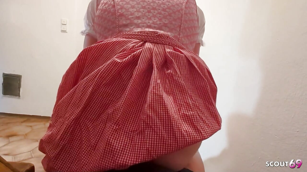 Dirndl'deki Alman Bavyeralı kız üvey kız kardeşinin kocasını aldatıyor