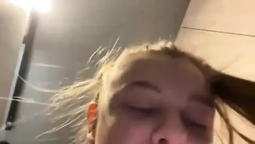 Crazy squirting with jucielussie in public gym