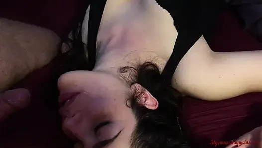 Seksi esmer ağzına boşaltıyor ve yutuyor