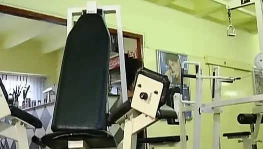 Cewek cantik jerman dientot sama beberapa pria di gym