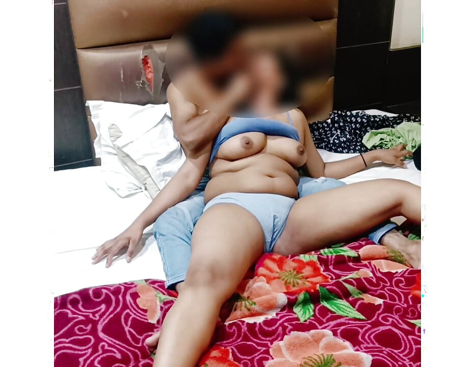 남친에게 더티 토크하고 손으로 보지를 문지르는 즐거움