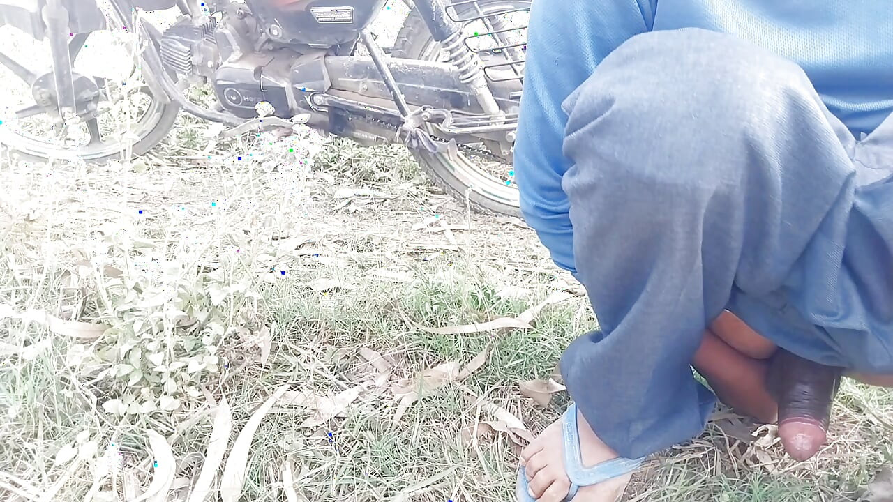 Recebendo minha bunda fodida e pau massageado nos campos de trigo.