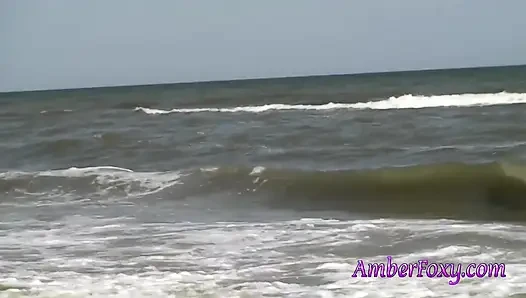 Versaute MILF lutscht schwanz an einem gemeinsamen strand.