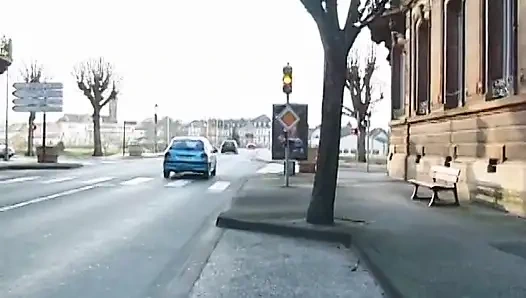 Эта шлюшка обожает сосать огромный член связанной кожей