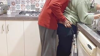 Indiai konyhai ügy: a nagymellű mostohanővér seggét megcsókolják, megnyomják és élvezik!