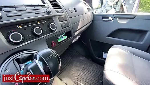 Kıllı yabancı beni otostopla aldıktan sonra sikmek için prezervatif takıyor - küçük caprice bakış açısı