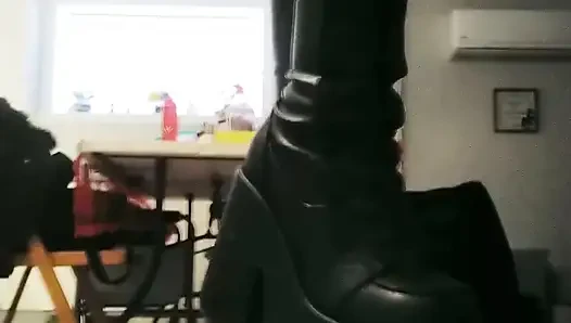 Sepatu bot di atas lutut Demonia