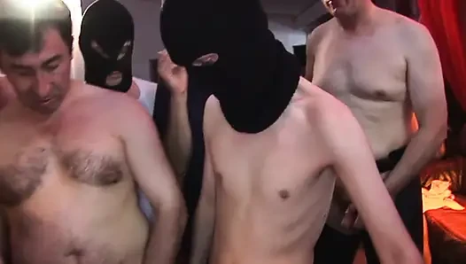 Cewek nakal rambut cokelat ini di-gangbang habis-habisan sampai dicrot di dalam