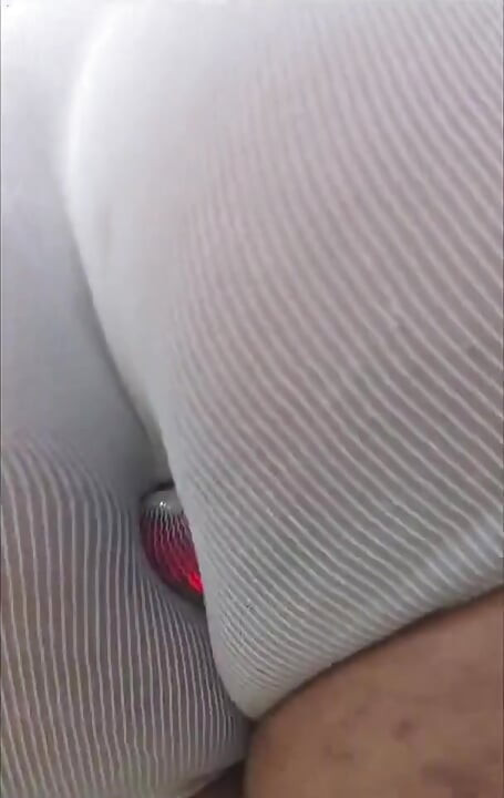 É claro que eu tenho que andar na minha roupa de malha com um plug. Foda-se esses cus tensos!