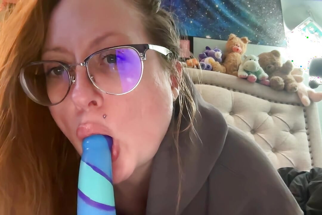 Arătându-mi abilitățile de supt pula pe un vibrator