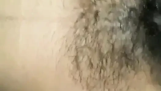 Hintli ateşli kız banyo yapıyor ve kendini parmaklıyor
