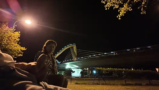 Bir teşhirci o noktada bir fahişeye geldi. Onunla ne yapacağını bilmiyor.