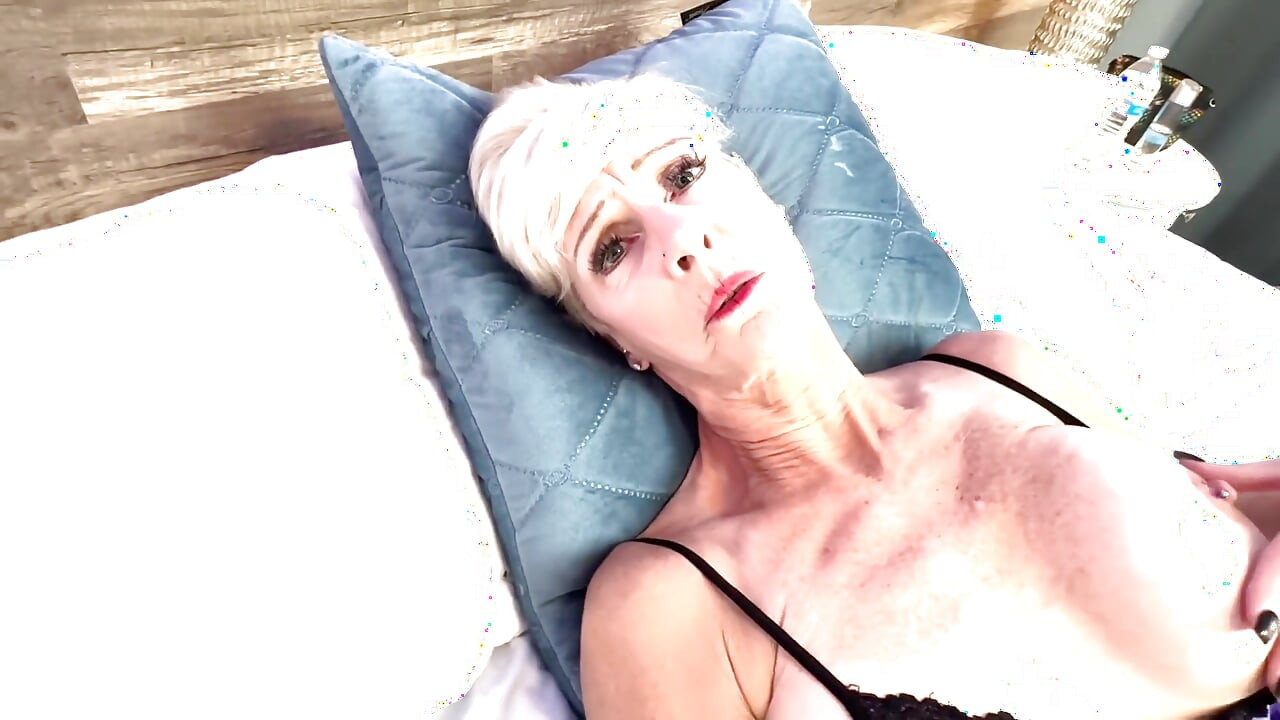 Foxxxy gilf de cabelos brancos chupa e cavalga duro pov