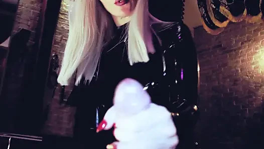 Ateşli domina eva lateks yarakla oynuyor cbt oyuncakları bdsm sapık kadın egemenliği fetiş orta yaşlı seksi olgun sahibe sarışın