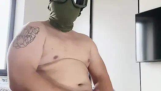 Seks oyuncağı ve yarakla oynuyor