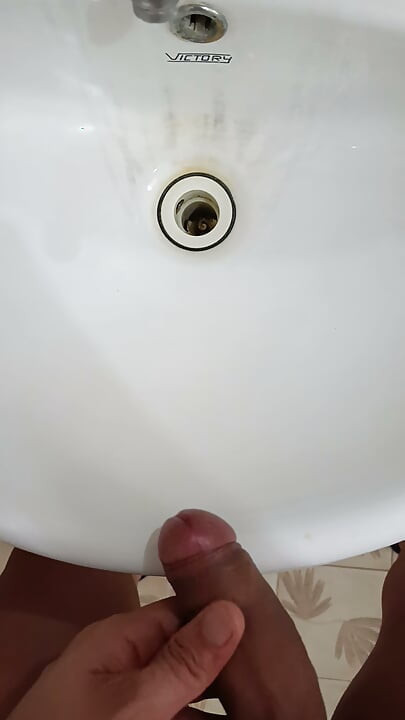 Trans dandose gusto a si misma antes del trabajo.