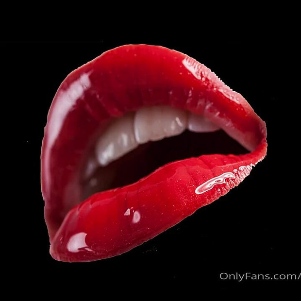 光沢のある唇:ニューハーフのコックのために常に開いた口を持つふしだらなおもちゃの男の子になる方法