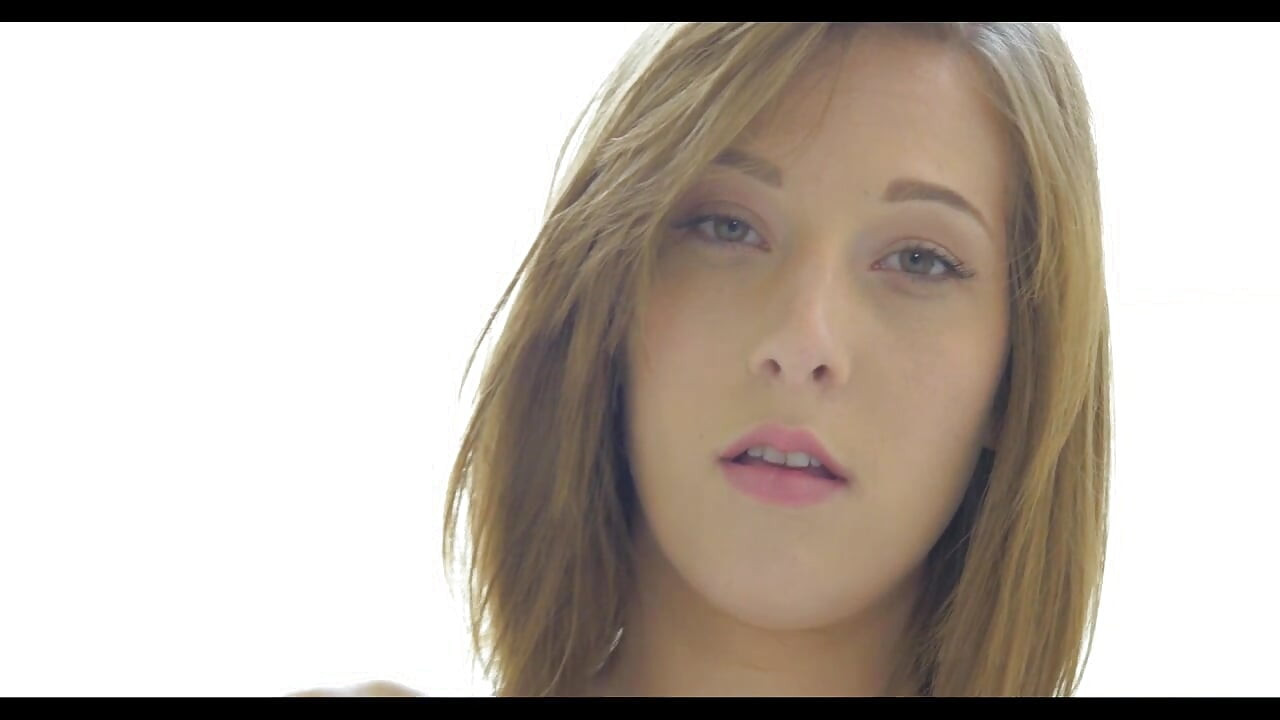 فتاة جميلة الاستمناء في الحمام